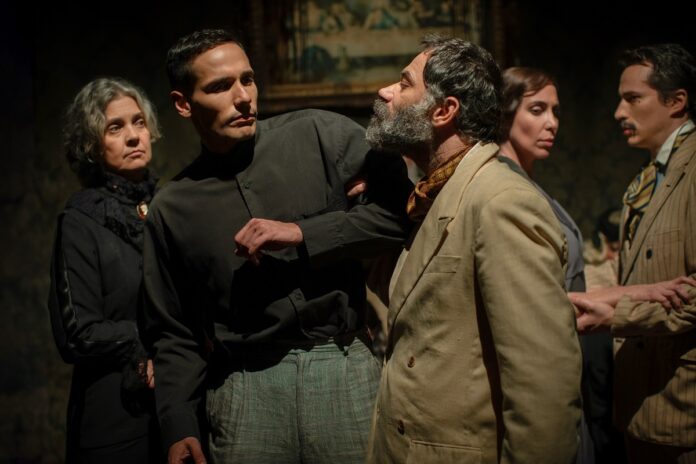 O desconforto de ‘Álbum de Família’ Cena de "Álbum de Família", de Nelson Rodrigues