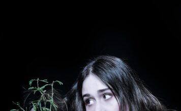 ‘A Árvore’, as metáforas e a Alessandra Negrini A atriz Alessandra Negrini, em "A Árvore", seu primeiro monólogo