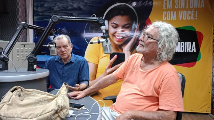 A Amizade de Josias Sobrinho e Sérgio Habibe Os cantores e compositores Josias Sobrinho e Sérgio Habibe no Estúdio Lauro Leite, na Rádio Timbira - foto: Zema Ribeiro