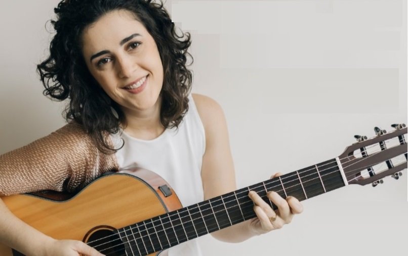 A cantora e compositora Gabi Buarque - foto: divulgação