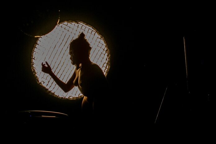 Uma ‘Mirada’ em mais um festival teatral Cena do espetáculo "Monga", que fica entra em cartaz no Sesc Avenida Paulista dentro do Extensão Mirada