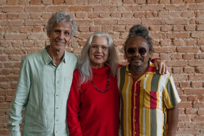 Para que o Pantanal não seja em breve apenas uma lembrança Carlos Rennó com a parceira Tetê Espíndola e Chico César, um dos intérpretes de "Oh, Pantanal" - foto: Dani Gurgel/ divulgação