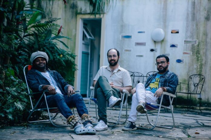 Ancestralidade e invenção na estreia homônima do trio Mocofaia Luizinho do Jêje, Sylvio Fraga e Marcelo Galter, o trio Mocofaia - foto: João Atala/ divulgação