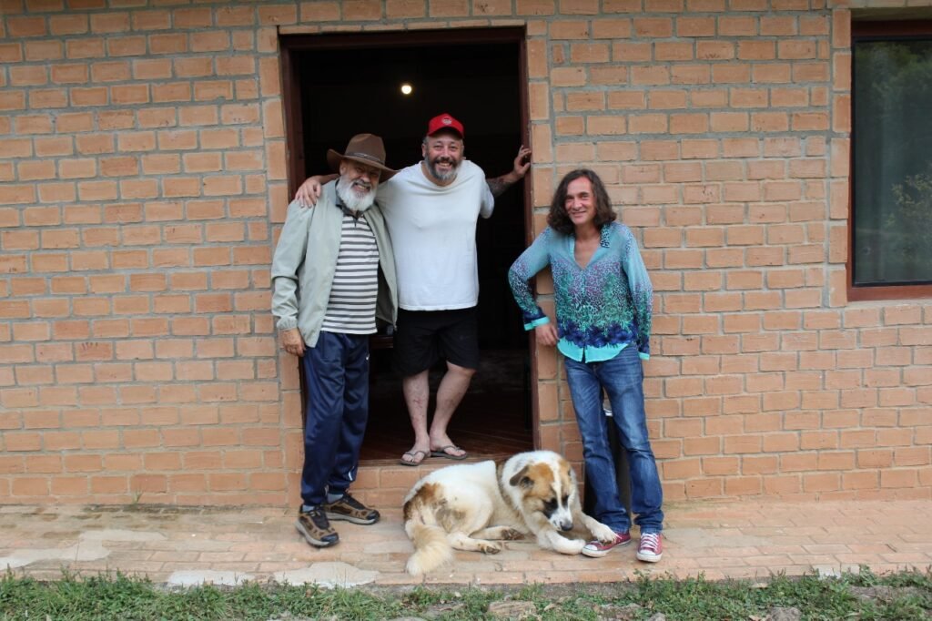 Robinson Borba, Ricardo Prado, Tatá Aeroplano e o cachorro Reggae - foto: divulgação