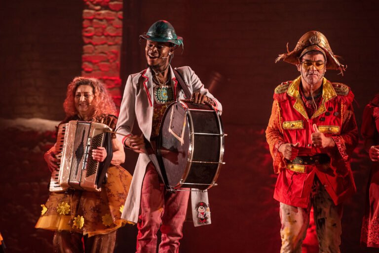 Cena do musical "O Admirável Sertão de Zé Ramalho", em cartaz no Sesc 24 de Maio