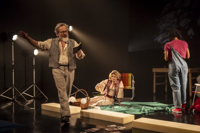 ‘Um Jardim para Tchekhov’, que está entre nós Imagem da peça "Um Jardim para Tchekoh", em cartaz no CCBB-SP