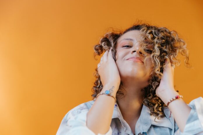 A festa e o ano acabam, o amor não A cantora e compositora Luma Pietra - foto: Bruna Cunha/ divulgação