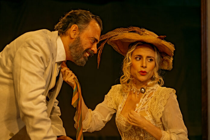 O festival de comédias do Grupo Tapa Cena com André Garolli e Camila Czerkes para a peça "Não Andes Nua por Aí"