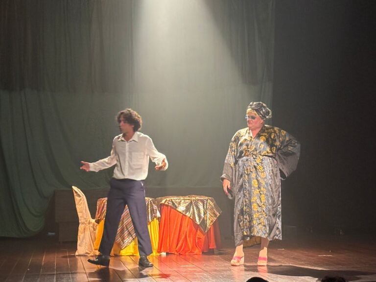 Dante Silva e Magno Abreu em cena de "A Rainha da Zona" durante a sessão de pré-estreia, ontem (21) - foto: Marcus Saldanha (@marcushistorico)