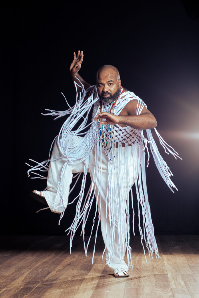 A apropriação de ‘Eu sou um Hamlet’ Imagem mostra o ator negro Rodrigo França, que interpreta o monólogo 'Eu Sou um Hamlet', com