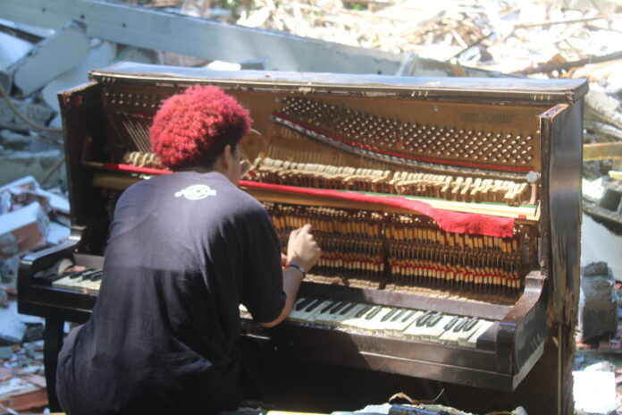 Manifestação nos escombros do Teatro Ventoforte propõe resistência à barbárie cultural