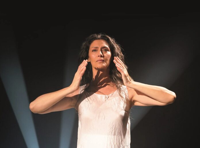 Na intimidade com Clarice Lispector Imagem da atriz Maria Fernanda Cândido interpretando a escritora Clarice Lispector