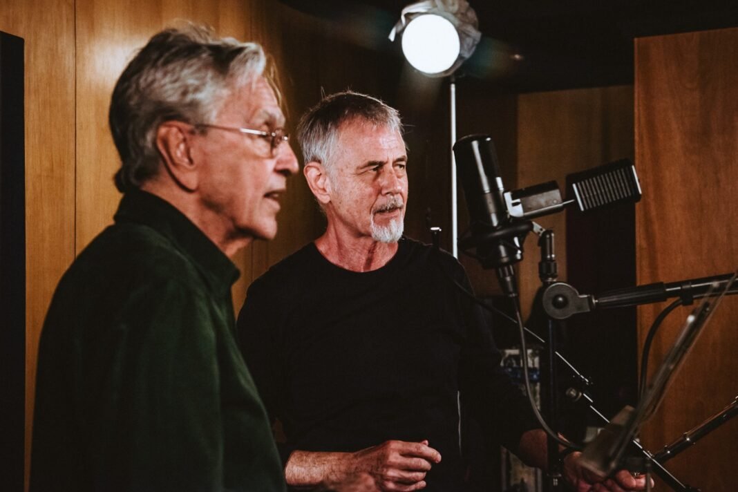 Ritchie e Caetano Veloso em estúdio - foto: Alessandra Tolc/ divulgação