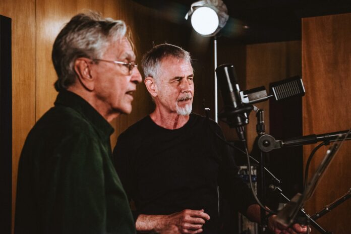 Ritchie e Caetano Veloso se reencontram em regravação de “Shy moon” Ritchie e Caetano Veloso em estúdio - foto: Alessandra Tolc/ divulgação