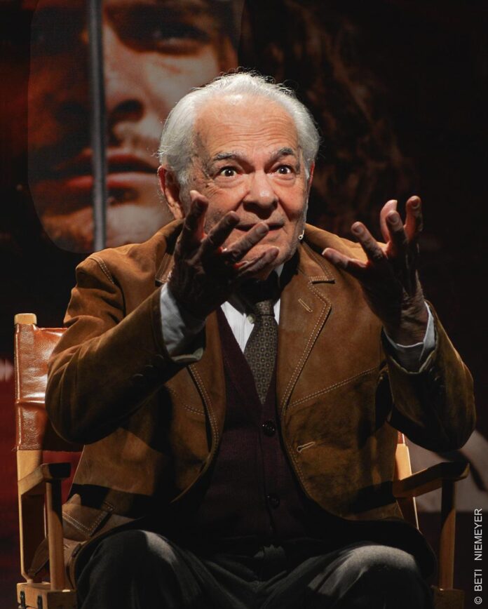 Othon Bastos brilha em ‘Não me entrego, não!’ Othon Bastos, no monólogo "Não me entrego, não"