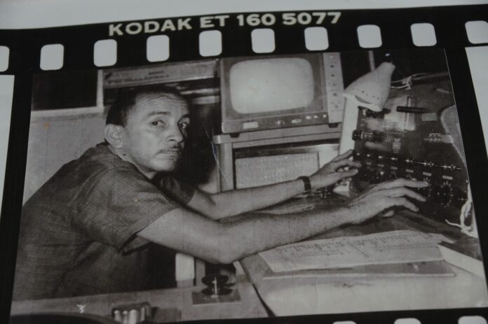 Morre Parafuso, aos 93 anos, em São Luís O sonoplasta Parafuso em ação - foto: reprodução