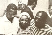 Lá vem a Nega Luzia no meio da cavalaria Elton Medeiros, Dona Zica e Zé Keti escoltam Nelson Cavaquinho no Zicartola