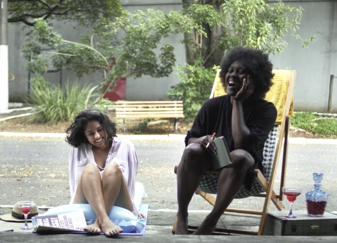 ‘Matou a Família e Foi ao Cinema’ agora no palco Imagem de uma cena da peça "Um Clássico: Matou a família e foi ao cinema", do Grupo XIX de Teatro, em São Paulo