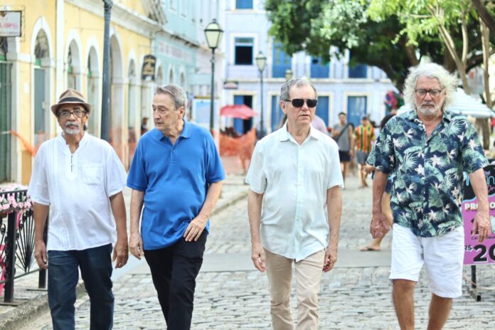 De pra lá da Praia Grande: Joãozinho Ribeiro, Chico Saldanha, Josias Sobrinho e Sérgio Habibe juntos em Mostra Quatro 70 Joãozinho Ribeiro, Chico Saldanha, Josias Sobrinho e Sérgio Habibe, os quatro setentões - foto: Vinícius Sodré/ divulgação
