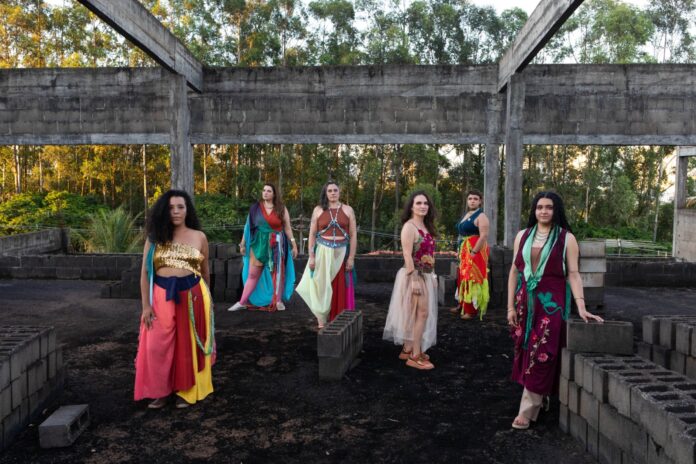 “Atunbi: Festejo do tempo”, a bela estreia do Pisada da Jurema O grupo Pisada da Jurema - foto: Natalia Castro/ divulgação