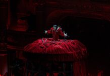 Lady Gaga em Copacabana: teatro à beira-mar Lady Gaga se apresenta na praia de Copacabana com um vestido em forma de cúpula vermelho