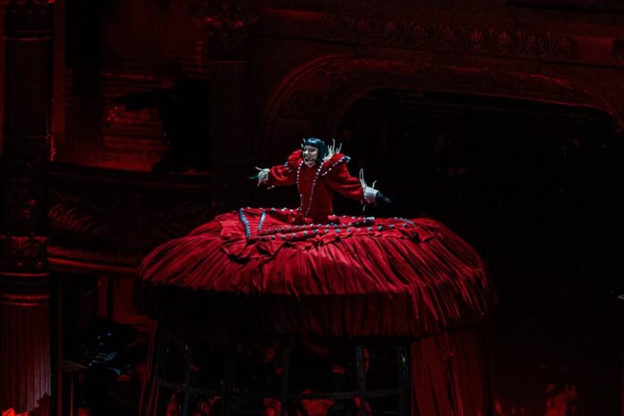 Lady Gaga em Copacabana: teatro à beira-mar Lady Gaga se apresenta na praia de Copacabana com um vestido em forma de cúpula vermelho