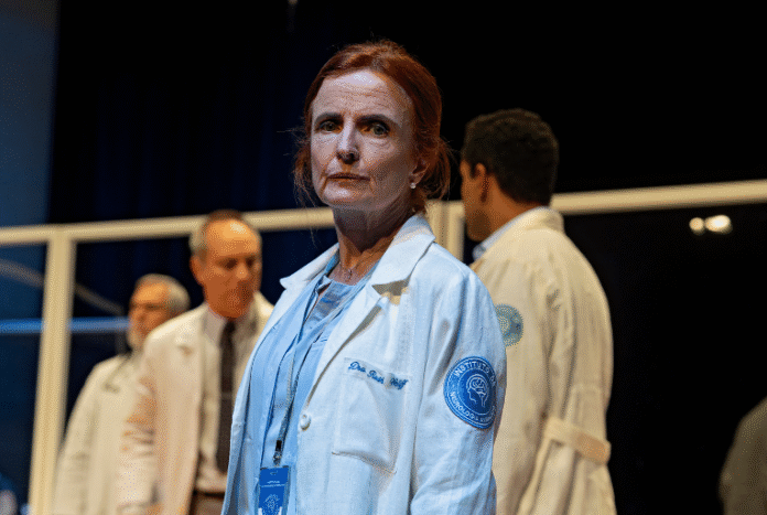 ‘A Médica’: o palco da polarização A atriz Clara Carvalho, em primeiro plano, em cena da peça "A Médica", em cartaz no Masp.