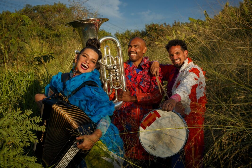 Lívia Mattos, com Jefferson Babu e Rafael dos Santos - foto: Tiago Lima/ divulgação