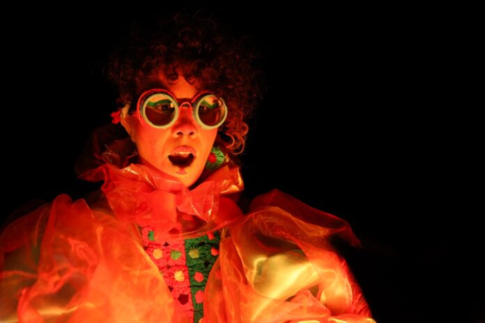 “Siga cygana” dá mais uma pista do novo álbum de Luana Flores A cantora e compositora Luana Flores - foto: Natalia Di Lorenzo/ divulgação