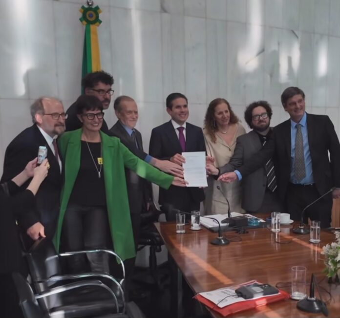 Hugo Motta recebe comitiva do audiovisual para acelerar lei do streaming