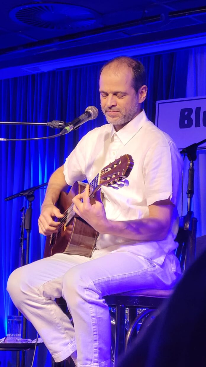 Com Caetano no gargarejo, Moreno Veloso celebra julgamento do STF no Blue Note