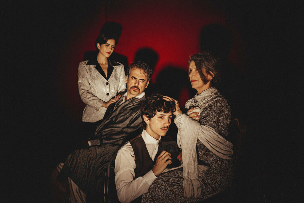 A Mulher sem Pecado Crédito Ronaldo Gutierrez (1) Elenco do Grupo Tapa para a a peça "A Mulher Sem Pecado", de Nelson Rodrigues