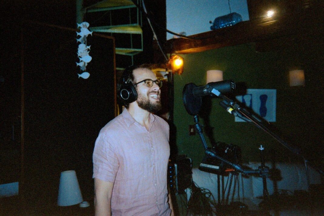 O pandeirista e compositor Sergio Krakowski - foto: Lucca Mezzacappa/ divulgação
