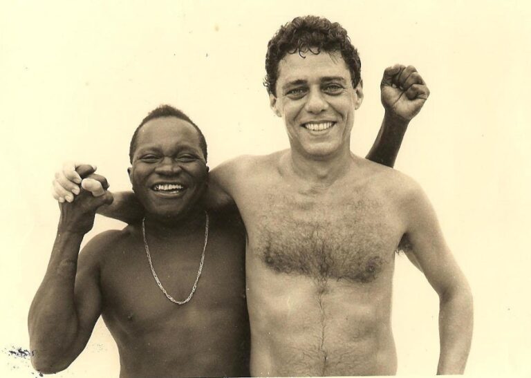 João do Vale e Chico Buarque após uma pelada, amizade na música e no futebol - foto: reprodução