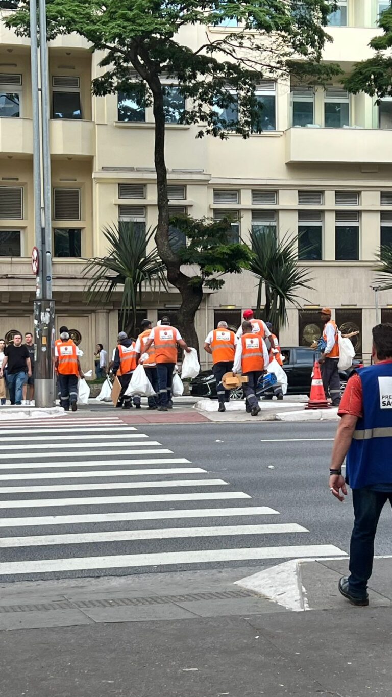 Prefeitura apreende livros de vendedor de rua na Avenida Paulista
