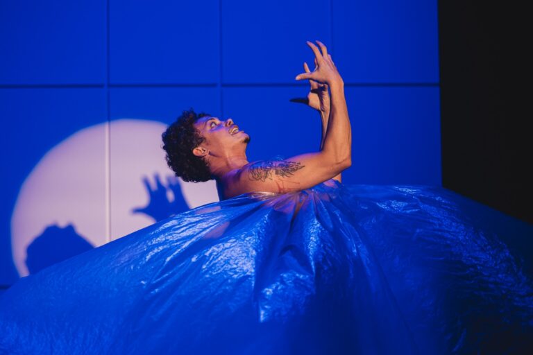 O ator Silvero Pereira em "Pequeno monstro" - foto: John Ramatis/ divulgação