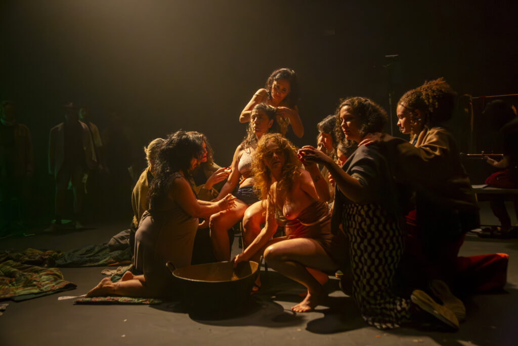 Cena com o elenco de '(Um) Ensaio sobre a cegueira', peça em cartaz no Sesc 24 de Maio - Foto: Guto Muniz/ Divulgação