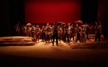 ‘Morte e Vida Severina’: do MST ao Sesc Pinheiros Imagem mostra um palco com 25 atores do musical "Morte e Vida Severina", da Companhia Ensaio Aberto, que faz temporada em São Paulo