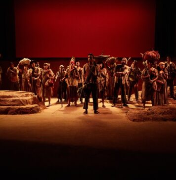 ‘Morte e Vida Severina’: do MST ao Sesc Pinheiros Imagem mostra um palco com 25 atores do musical "Morte e Vida Severina", da Companhia Ensaio Aberto, que faz temporada em São Paulo