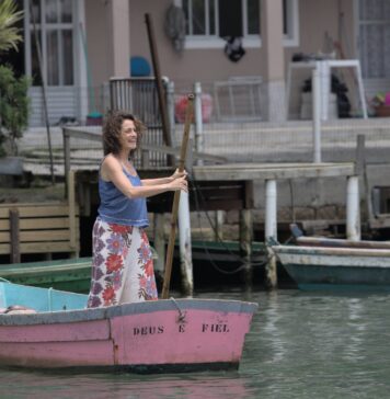 “A literatura estica a vida da gente” Denise Fraga em cena de "Livros restantes" - foto: divulgação