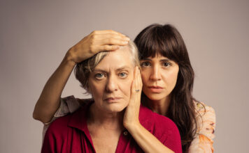 No palco, o espelho partido de Elena Ferrante Chris Couto e Juliana Araújo, protagonistas na peça A Filha Perdida, adaptação da obra de Elena Ferrante