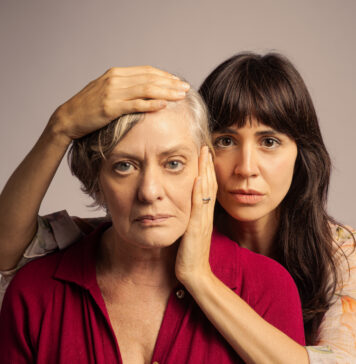 No palco, o espelho partido de Elena Ferrante Chris Couto e Juliana Araújo, protagonistas na peça A Filha Perdida, adaptação da obra de Elena Ferrante