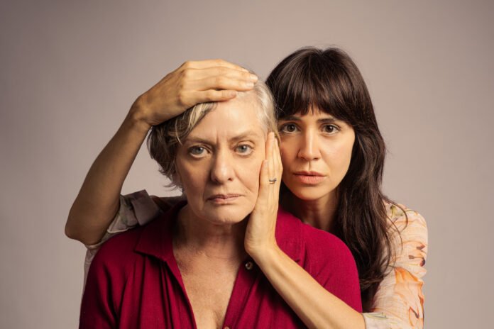No palco, o espelho partido de Elena Ferrante Chris Couto e Juliana Araújo, protagonistas na peça A Filha Perdida, adaptação da obra de Elena Ferrante