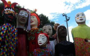 Grupo Pandora: o teatro que brota de Perus Bonecões do artista Paulo Farah