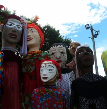 Grupo Pandora: o teatro que brota de Perus Bonecões do artista Paulo Farah