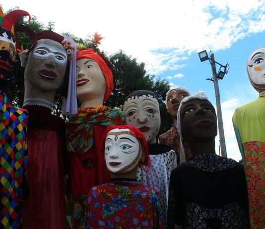 Grupo Pandora: o teatro que brota de Perus Bonecões do artista Paulo Farah