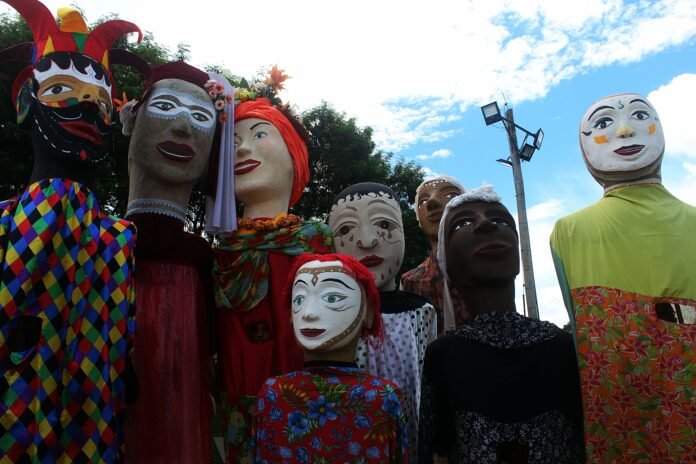 Grupo Pandora: o teatro que brota de Perus Bonecões do artista Paulo Farah