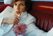 Beck lança álbum curto com releituras de Elvis, Lennon e Caetano "Everybody's Gotta Learn Sometime" - capa/ reprodução