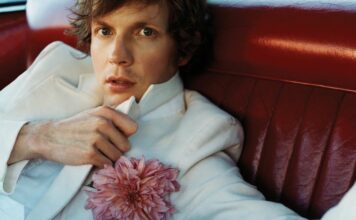 Beck lança álbum curto com releituras de Elvis, Lennon e Caetano "Everybody's Gotta Learn Sometime" - capa/ reprodução