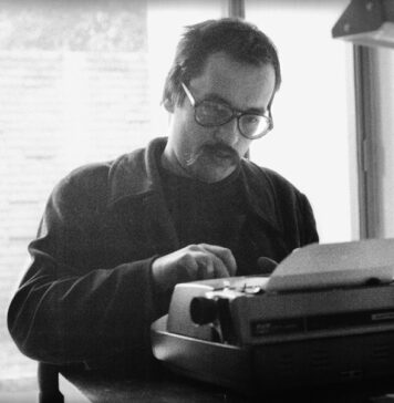 Poemas de Leminski esquecidos em avião há 44 anos são devolvidos à família